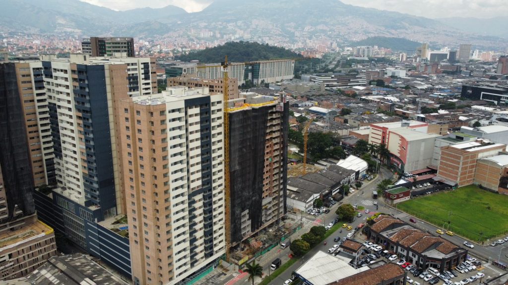 La Reviere, Medellín